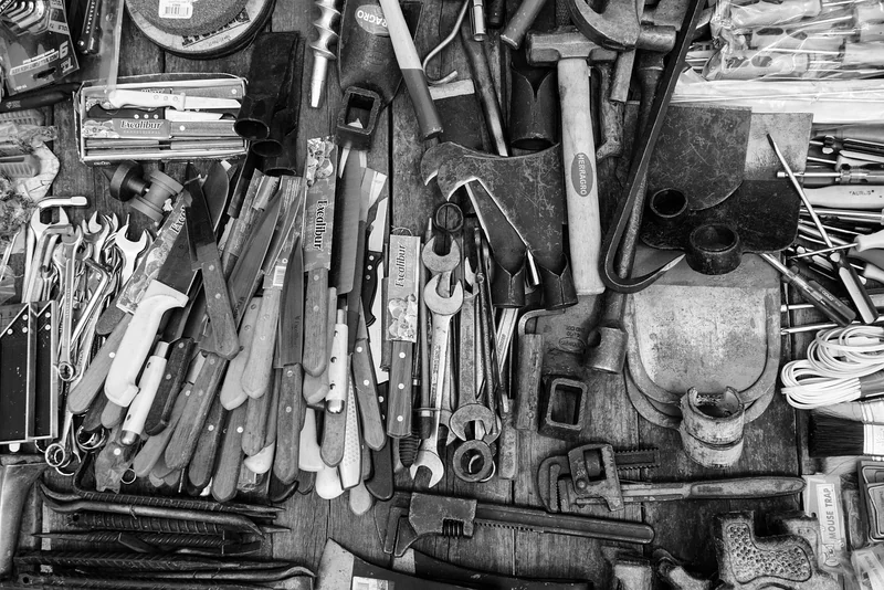 Boîte à outils du bricoleur malin : matériaux et techniques accessibles