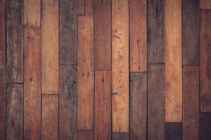 Comment rattraper le niveau d'un plancher bois comme un pro en 2026